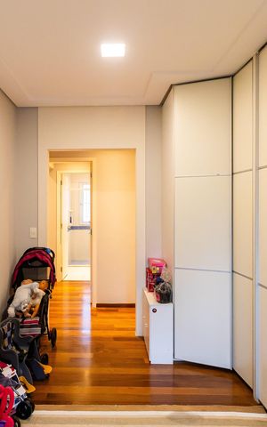 Apartamento à venda com 211m², 3 quartos e 4 vagas Apartamento à venda com 211m², 3 quartos e 4 vagasCloset
