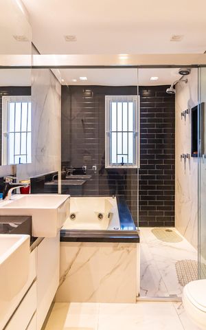 Apartamento à venda com 211m², 3 quartos e 4 vagas Apartamento à venda com 211m², 3 quartos e 4 vagasBanheiro da Suíte 1