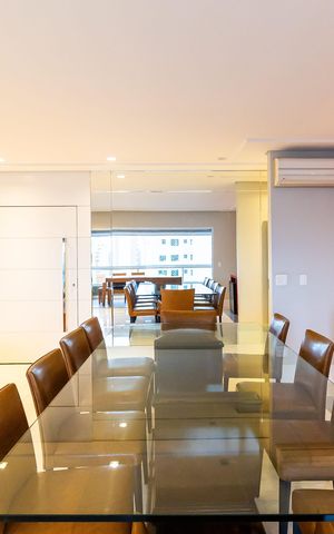 Apartamento à venda com 211m², 3 quartos e 4 vagas Apartamento à venda com 211m², 3 quartos e 4 vagasSala de jantar