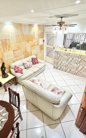 Casa à venda com 72m², 2 quartos e 1 vaga Casa à venda com 72m², 2 quartos e 1 vagaSala