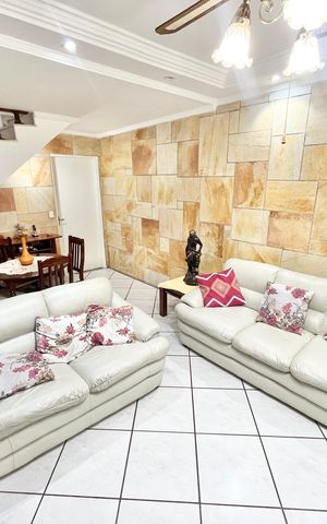 Casa à venda com 72m², 2 quartos e 1 vaga Casa à venda com 72m², 2 quartos e 1 vagaSala
