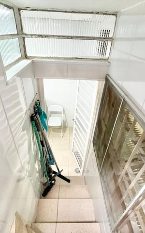Casa à venda com 72m², 2 quartos e 1 vaga Casa à venda com 72m², 2 quartos e 1 vagaEscada