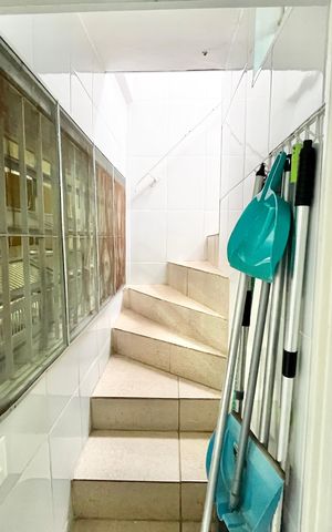 Casa à venda com 72m², 2 quartos e 1 vaga Casa à venda com 72m², 2 quartos e 1 vagaEscada