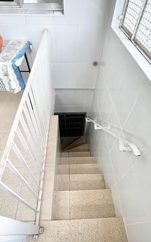 Casa à venda com 72m², 2 quartos e 1 vaga Casa à venda com 72m², 2 quartos e 1 vagaEscada