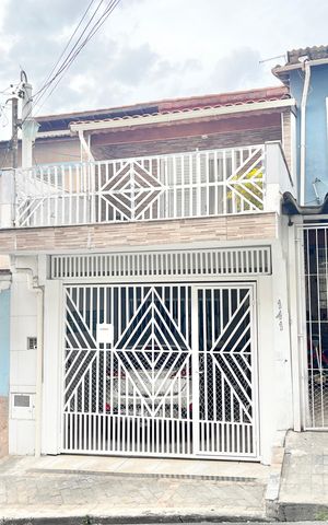 Casa à venda com 72m², 2 quartos e 1 vaga Casa à venda com 72m², 2 quartos e 1 vagaFachada