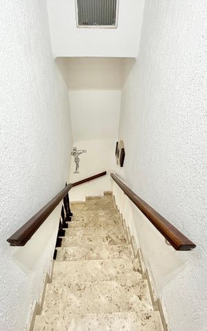 Casa à venda com 72m², 2 quartos e 1 vaga Casa à venda com 72m², 2 quartos e 1 vagaEscada