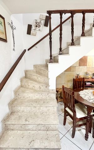 Casa à venda com 72m², 2 quartos e 1 vaga Casa à venda com 72m², 2 quartos e 1 vagaEscada