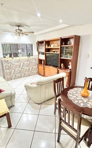 Casa à venda com 72m², 2 quartos e 1 vaga Casa à venda com 72m², 2 quartos e 1 vagaSala