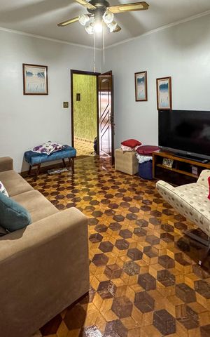 Casa à venda com 150m², 2 quartos e 2 vagas Casa à venda com 150m², 2 quartos e 2 vagasSala