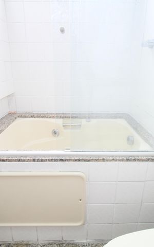 Apartamento para alugar com 130m², 5 quartos e 3 vagasBanheiro da Suíte 1 - Banheira