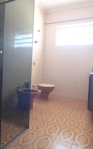 Casa à venda com 179m², 3 quartos e 2 vagasBanheiro da suíte