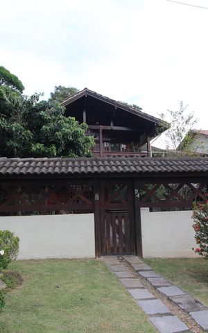 Casa à venda com 320m², 4 quartos e 4 vagasFachada