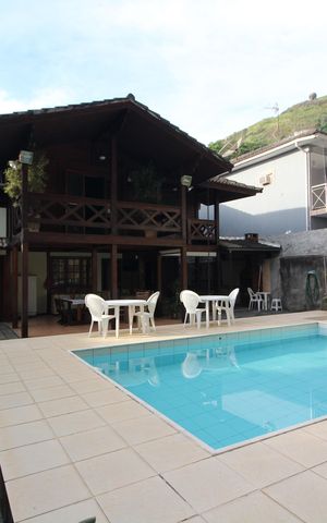 Casa à venda com 320m², 4 quartos e 4 vagasFundos