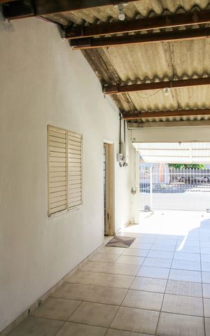 Casa à venda com 100m², 4 quartos e 2 vagas Casa à venda com 100m², 4 quartos e 2 vagasÁrea externa