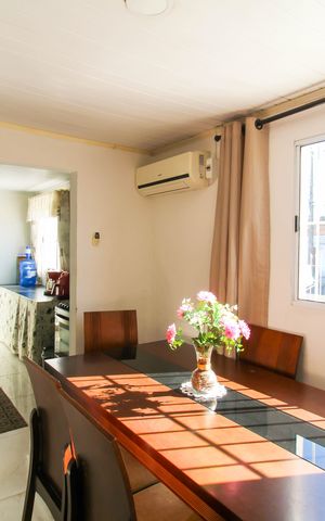 Casa à venda com 100m², 4 quartos e 2 vagas Casa à venda com 100m², 4 quartos e 2 vagasSala