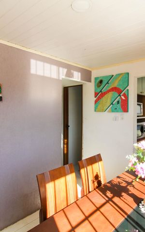 Casa à venda com 100m², 4 quartos e 2 vagas Casa à venda com 100m², 4 quartos e 2 vagasSala