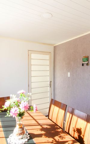 Casa à venda com 100m², 4 quartos e 2 vagas Casa à venda com 100m², 4 quartos e 2 vagasSala