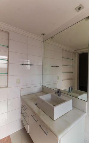 Apartamento para alugar com 298m², 4 quartos e 5 vagas Apartamento para alugar com 298m², 4 quartos e 5 vagasBanheiro da Suíte 3