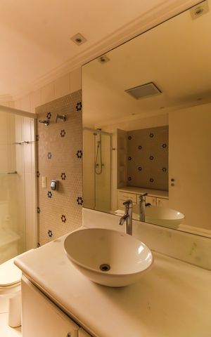 Apartamento para alugar com 298m², 4 quartos e 5 vagas Apartamento para alugar com 298m², 4 quartos e 5 vagasBanheiro da Suíte 2