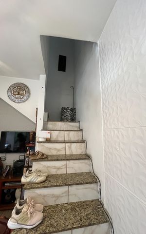 Casa à venda com 60m², 3 quartos e sem vaga Casa à venda com 60m², 3 quartos e sem vagaEscada