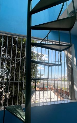 Casa à venda com 60m², 3 quartos e sem vaga Casa à venda com 60m², 3 quartos e sem vagaEscada - Terraço