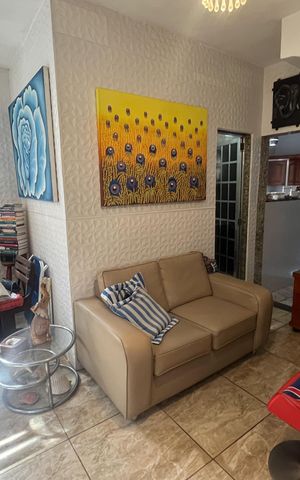 Casa à venda com 60m², 3 quartos e sem vaga Casa à venda com 60m², 3 quartos e sem vagaSala