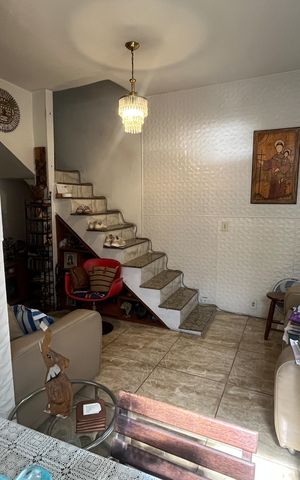 Casa à venda com 60m², 3 quartos e sem vaga Casa à venda com 60m², 3 quartos e sem vagaSala