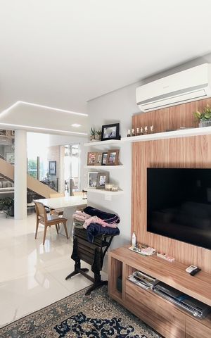 Casa de condomínio à venda com 270m², 3 quartos e 3 vagas Casa de condomínio à venda com 270m², 3 quartos e 3 vagasSala de TV