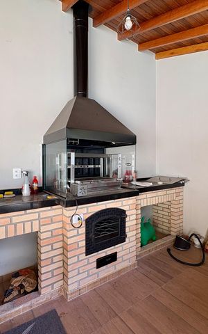 Casa para alugar com 220m², 2 quartos e 3 vagas Casa para alugar com 220m², 2 quartos e 3 vagasÁrea comum - Churrasqueira