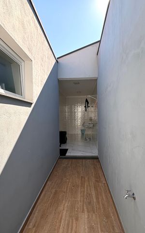 Casa para alugar com 220m², 2 quartos e 3 vagas Casa para alugar com 220m², 2 quartos e 3 vagasEntrada e Corredor externo