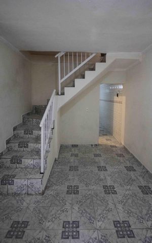 Casa à venda com 70m², 7 quartos e 2 vagas Casa à venda com 70m², 7 quartos e 2 vagasSala