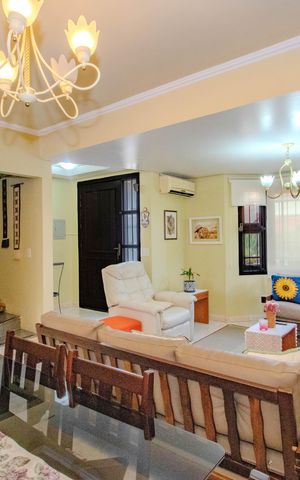 Casa à venda com 192m², 3 quartos e 2 vagas Casa à venda com 192m², 3 quartos e 2 vagasSala
