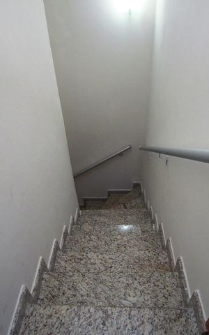 Casa à venda com 72m², 2 quartos e 1 vaga Casa à venda com 72m², 2 quartos e 1 vagaEscada