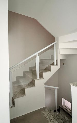 Casa à venda com 135m², 2 quartos e 3 vagasEscada
