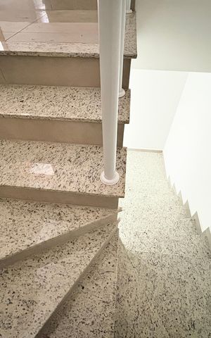 Casa à venda com 135m², 2 quartos e 3 vagasEscada