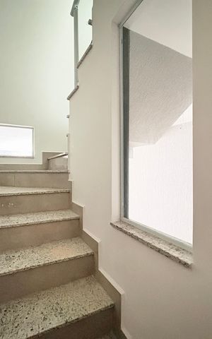 Casa à venda com 135m², 2 quartos e 3 vagasEscada