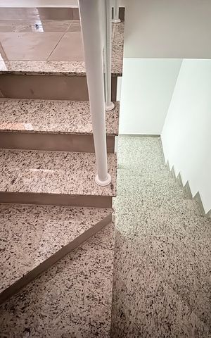 Casa à venda com 135m², 2 quartos e 3 vagasEscada