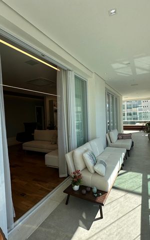 Apartamento à venda com 284m², 3 quartos e 5 vagas Apartamento à venda com 284m², 3 quartos e 5 vagasVaranda da Sala