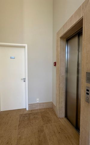 Apartamento à venda com 284m², 3 quartos e 5 vagas Apartamento à venda com 284m², 3 quartos e 5 vagasElevador