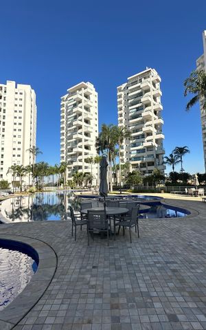Apartamento à venda com 284m², 3 quartos e 5 vagas Apartamento à venda com 284m², 3 quartos e 5 vagasÁrea comum - Piscina