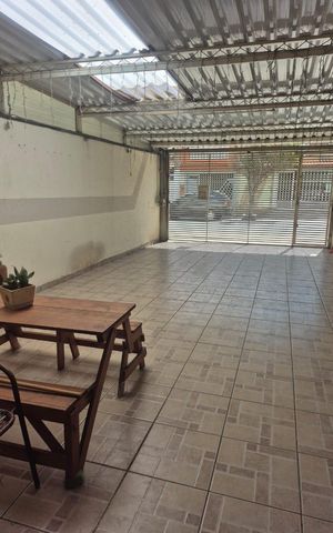 Casa à venda com 270m², 4 quartos e 4 vagas Casa à venda com 270m², 4 quartos e 4 vagasÁrea externa