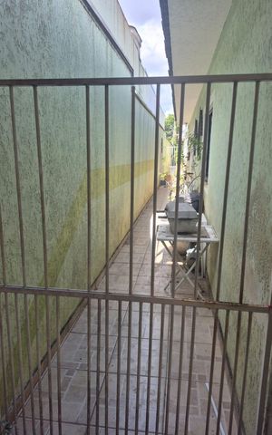 Casa à venda com 270m², 4 quartos e 4 vagas Casa à venda com 270m², 4 quartos e 4 vagasÁrea externa