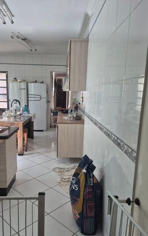 Casa à venda com 270m², 4 quartos e 4 vagas Casa à venda com 270m², 4 quartos e 4 vagasCozinha