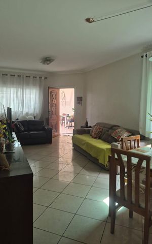 Casa à venda com 270m², 4 quartos e 4 vagas Casa à venda com 270m², 4 quartos e 4 vagasSala