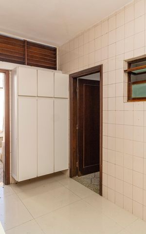Casa à venda com 300m², 4 quartos e 5 vagas Casa à venda com 300m², 4 quartos e 5 vagasÁrea de Serviço