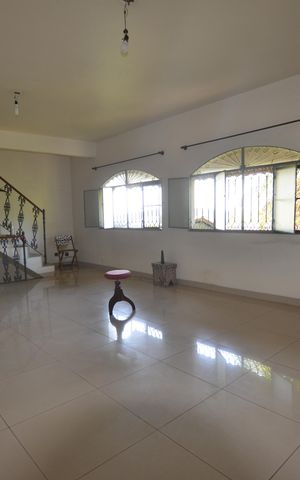 Casa à venda com 350m², 5 quartos e 8 vagasSala
