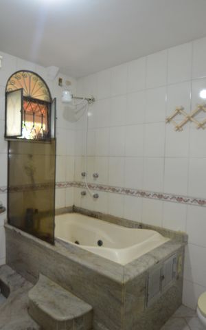 Casa à venda com 350m², 5 quartos e 8 vagasBanheiro da Suíte