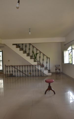 Casa à venda com 350m², 5 quartos e 8 vagasSala