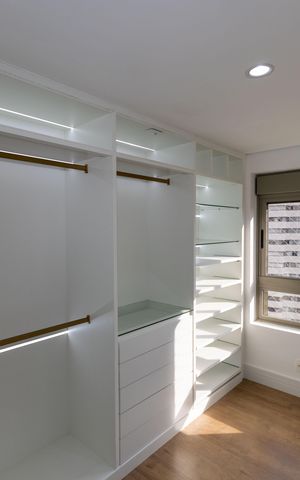 Apartamento à venda com 341m², 4 quartos e 5 vagas Apartamento à venda com 341m², 4 quartos e 5 vagasCloset da Suíte 1