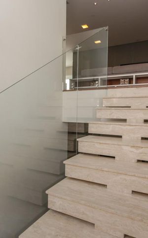 Casa de condomínio à venda com 439m², 4 quartos e 2 vagas Casa de condomínio à venda com 439m², 4 quartos e 2 vagasEscada